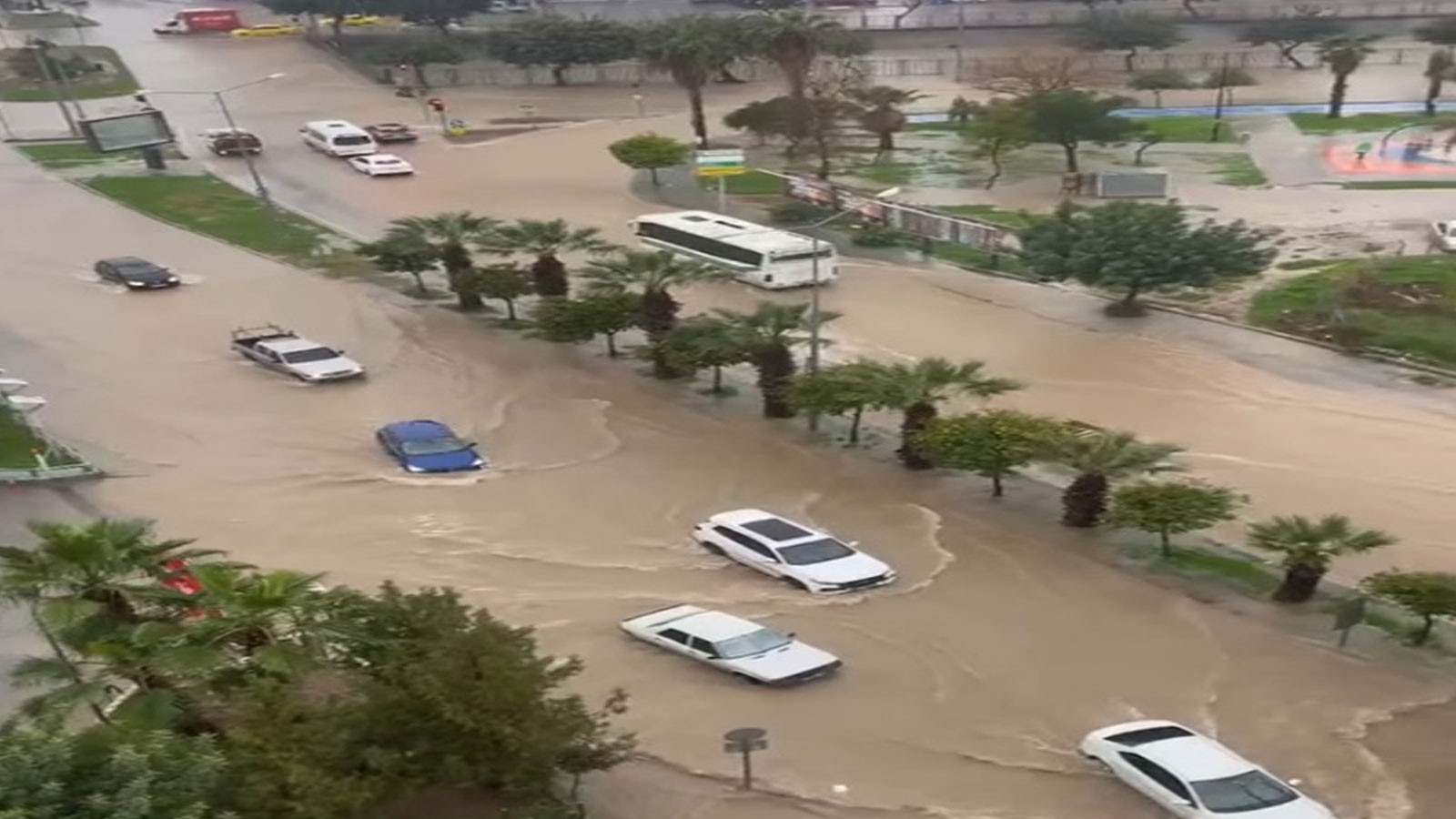 Adana'nın Feke ilçesinde taşımalı eğitime sağanak engeli