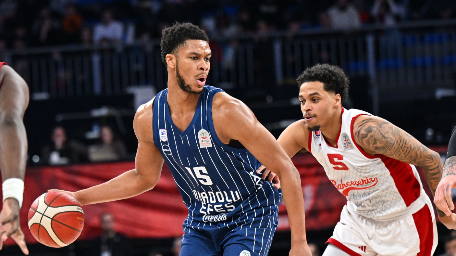 Anadolu Efes, Bahçeşehir Koleji'ni yenerek Dörtlü Final'de