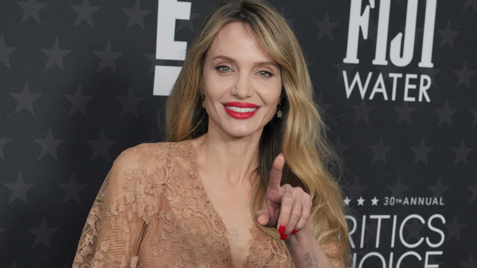 Angelina Jolie de ABD’yi terk ediyor: “Ülkemi seviyorum ama artık onu tanımıyorum”