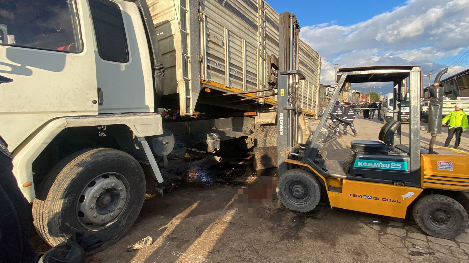 Aydın'da korkunç kaza! Tamir ettikleri kamyonun kasası üzerlerine düştü: 2 kişi hayatını kaybetti