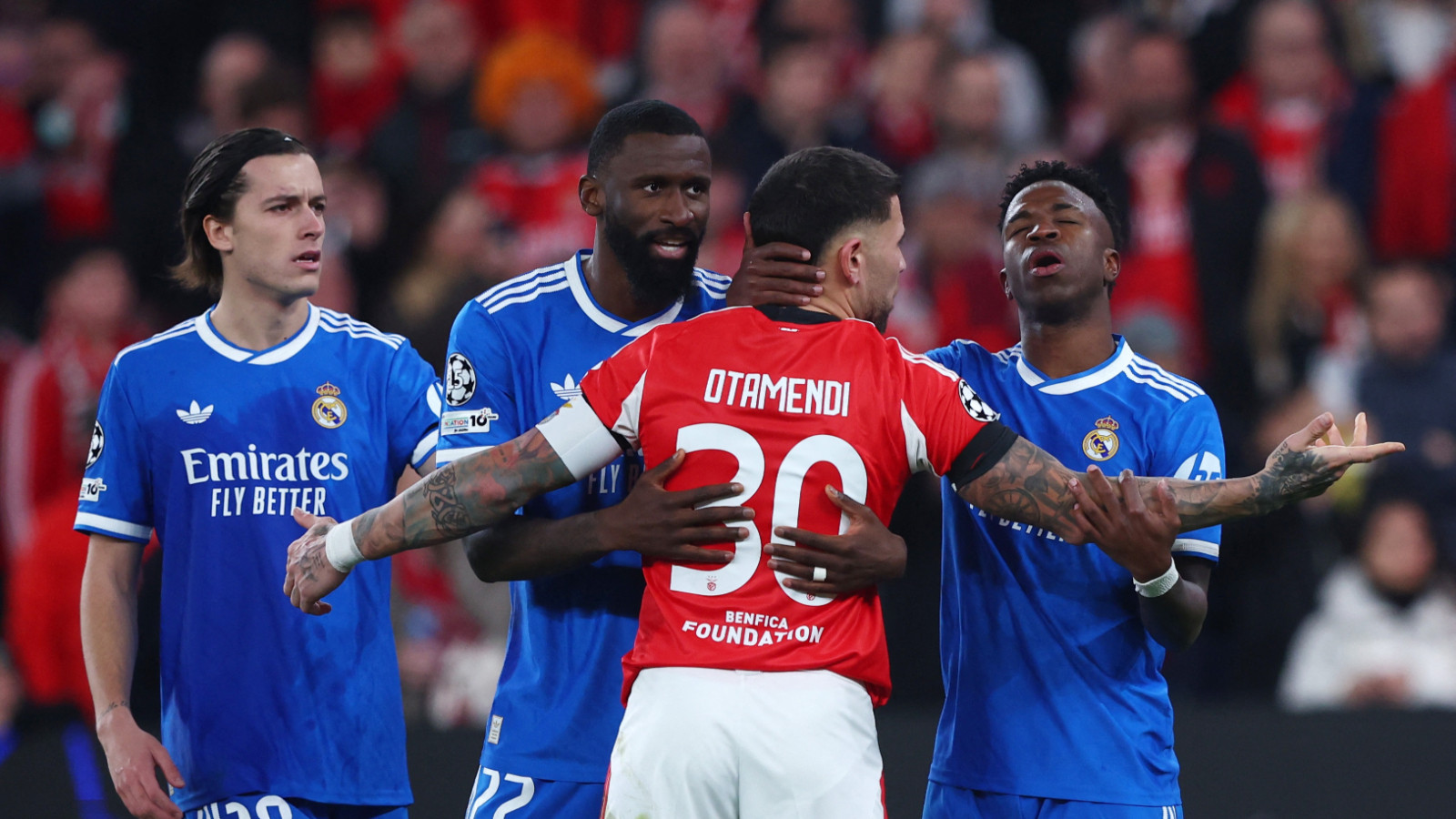 Benfica taraftarından ırkçı saldırı! Vinicius Junior sahayı terk etti