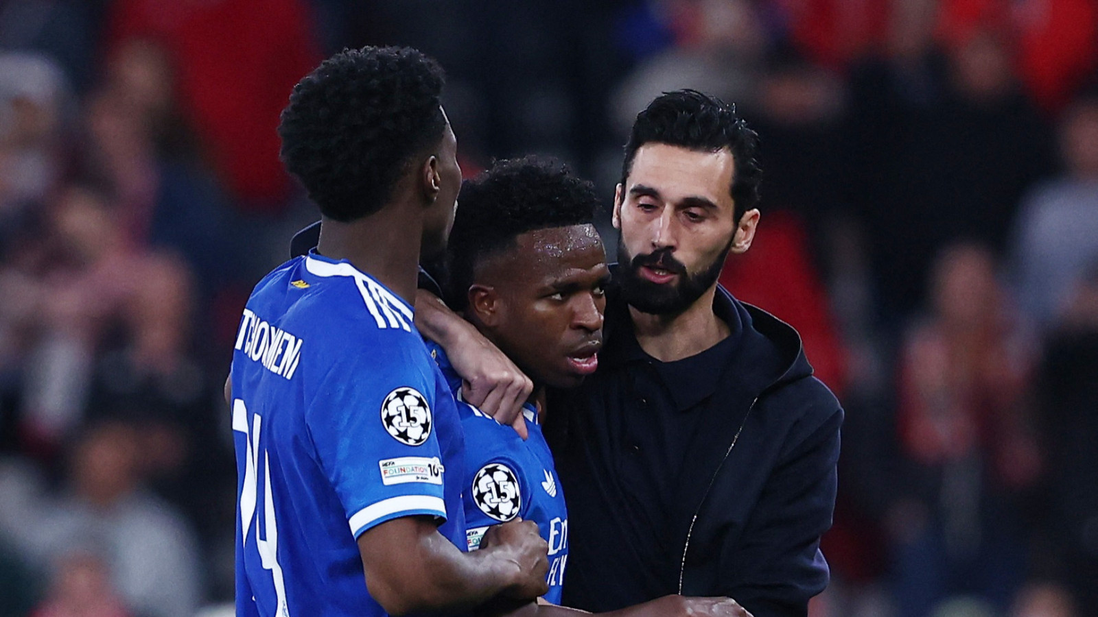 Benfica taraftarından ırkçı saldırı! Vinicius Junior sahayı terk etti