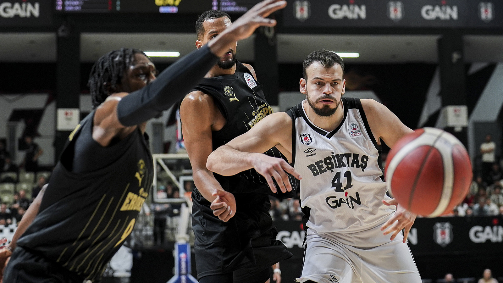 Beşiktaşlı Ante Zizic, ameliyat edildi