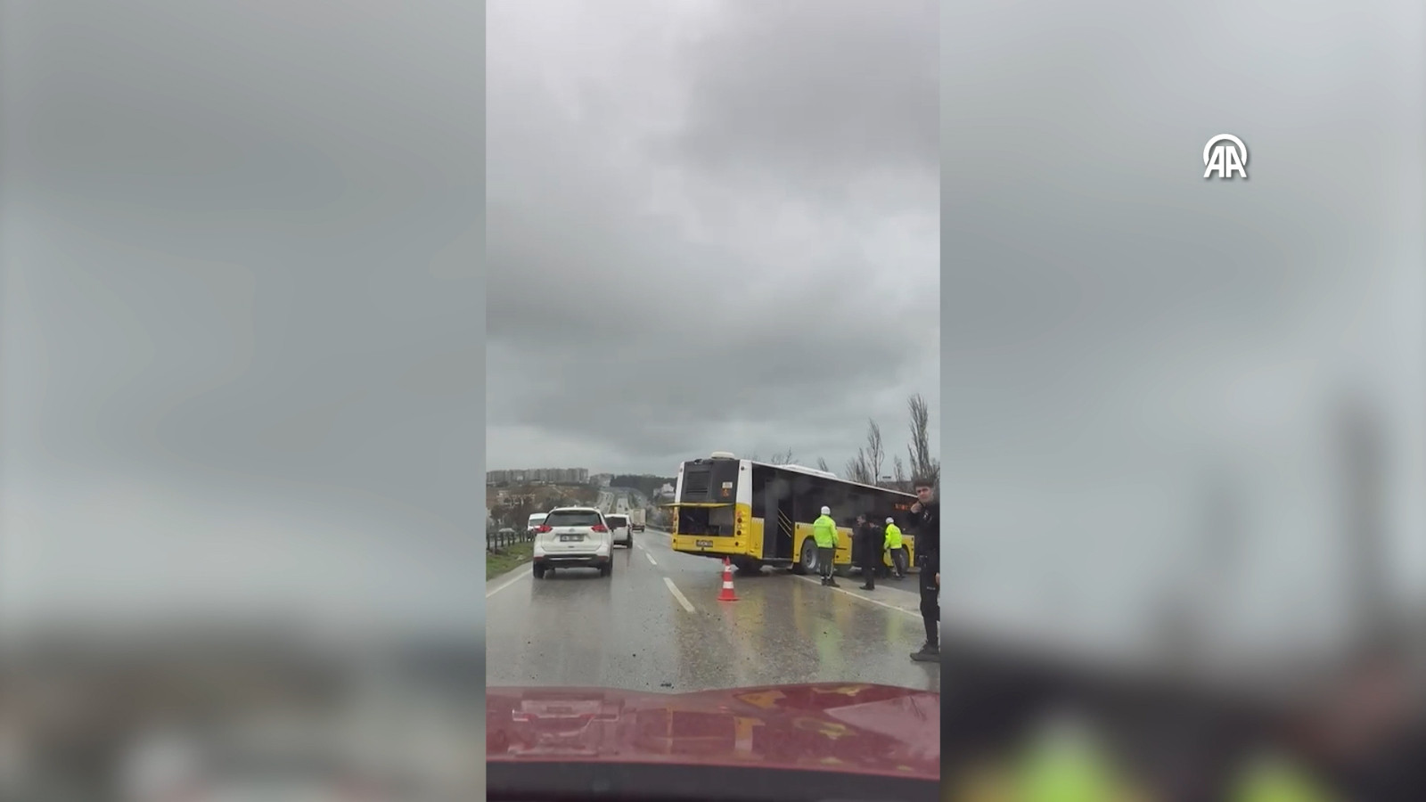 Büyükçekmece'de İETT otobüsü bariyere böyle çarptı: Yaralılar var