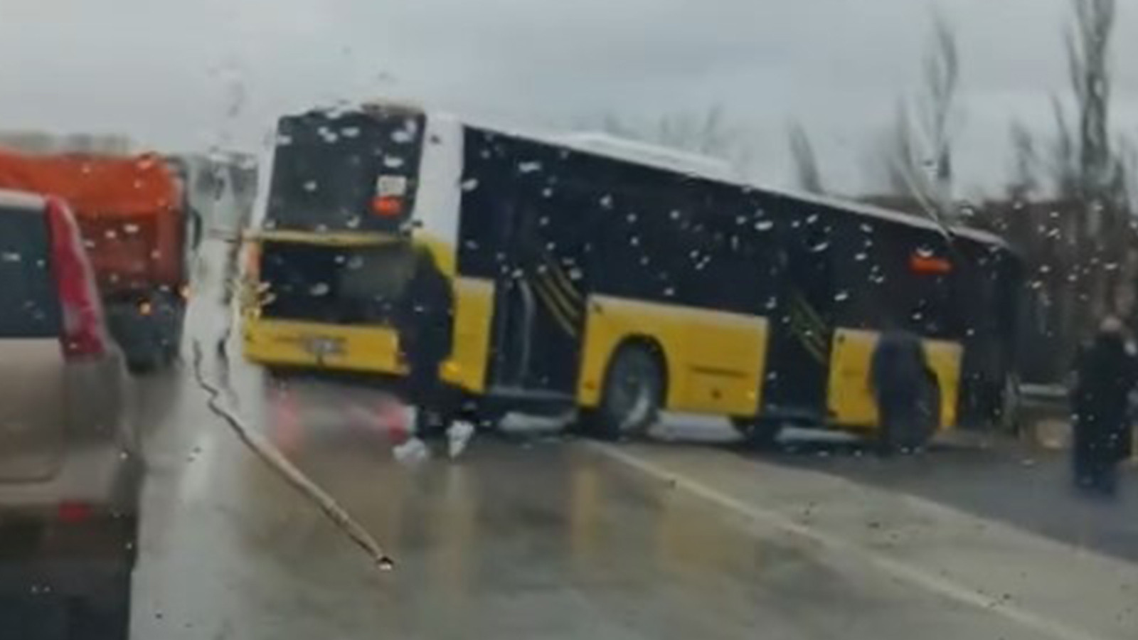 Büyükçekmece'de İETT otobüsü kaza yaptı