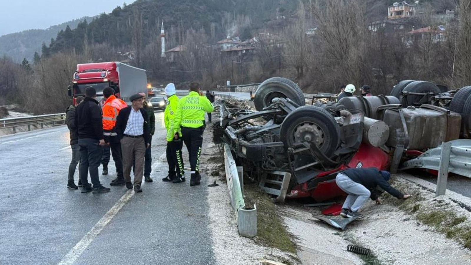 Çankırı'da devrilen tırın altında kalan sürücü hayatını kaybetti