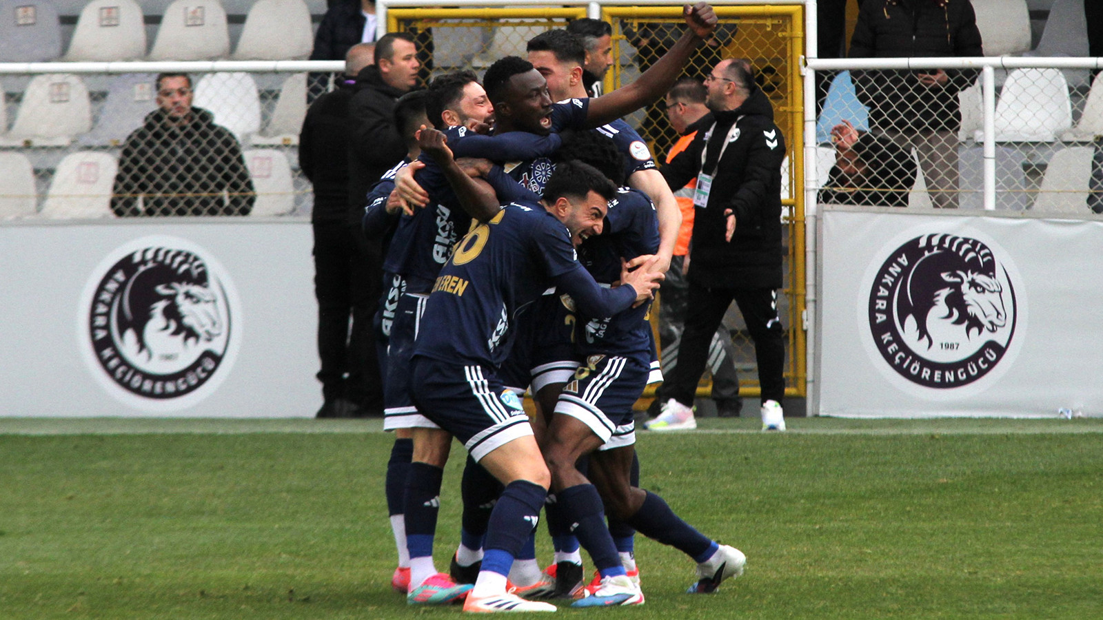 Erzurumspor'dan müthiş geri dönüş: Galibiyet uzatmadaki gollerle geldi