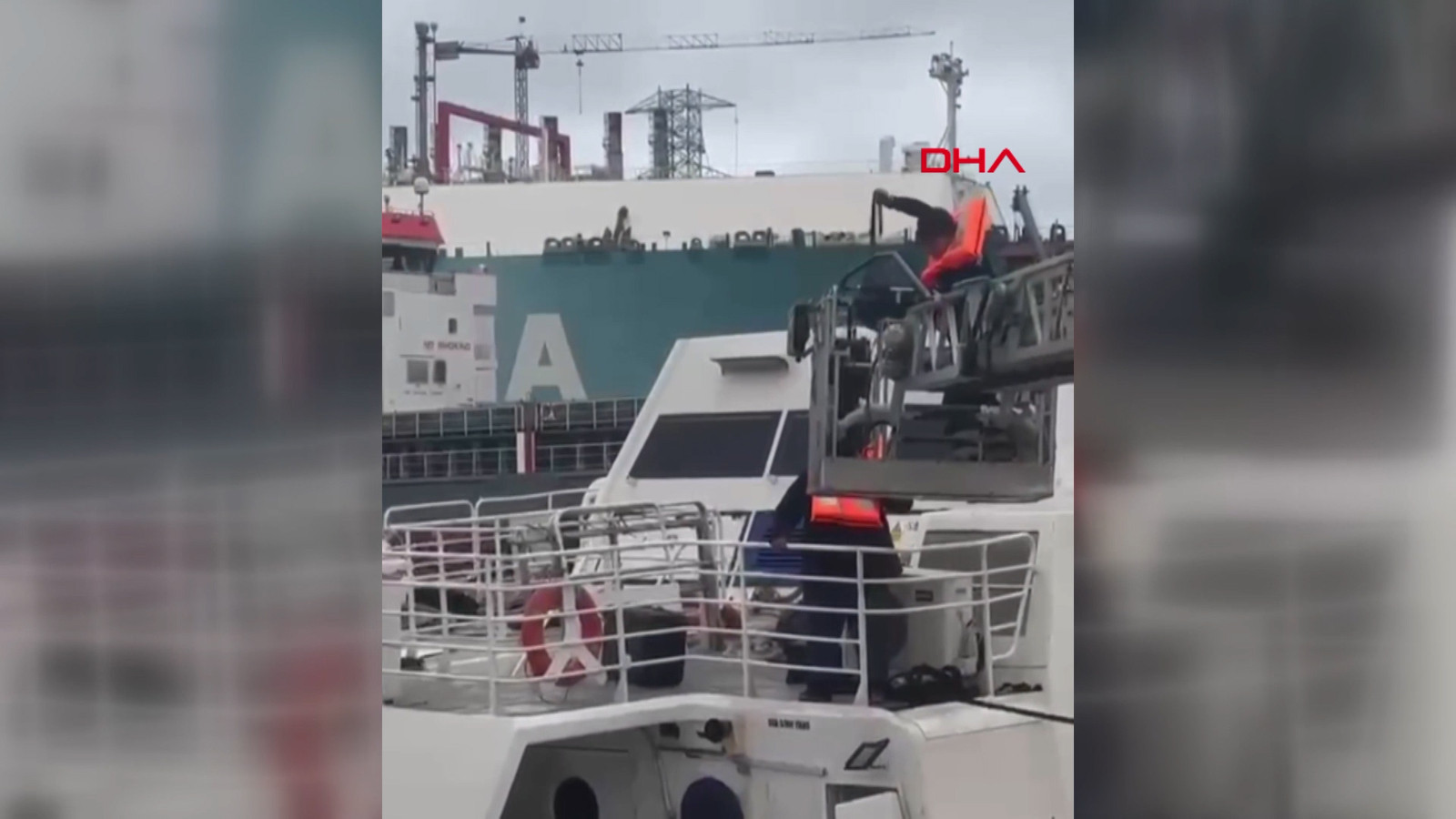 Fırtına nedeni ile gemide mahsur kalan 6 personel, böyle kurtarıldı