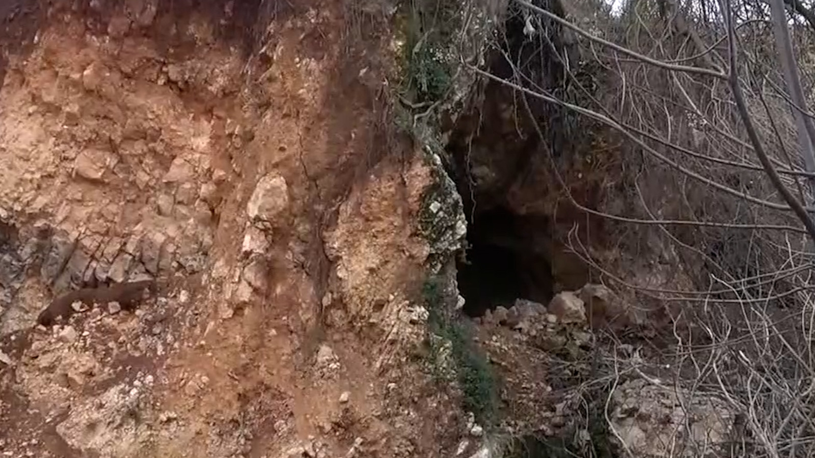 Heyelan sonrası evlerinin altında ortaya çıktı! "Çok derin sonu yok"