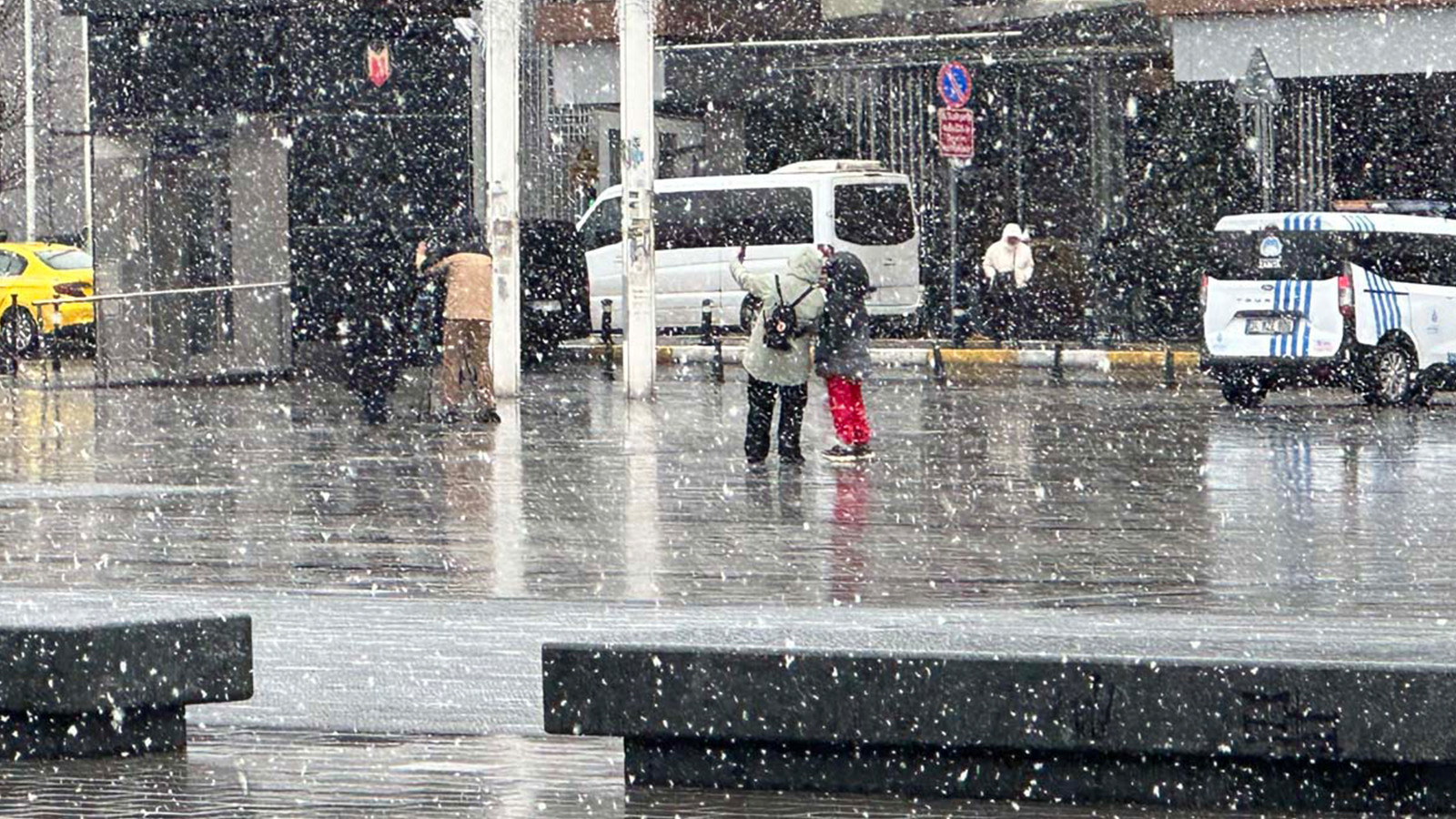 İstanbul'da kar sürprizi: AKOM'dan uyarı geldi! Yeni hava durumu raporu
