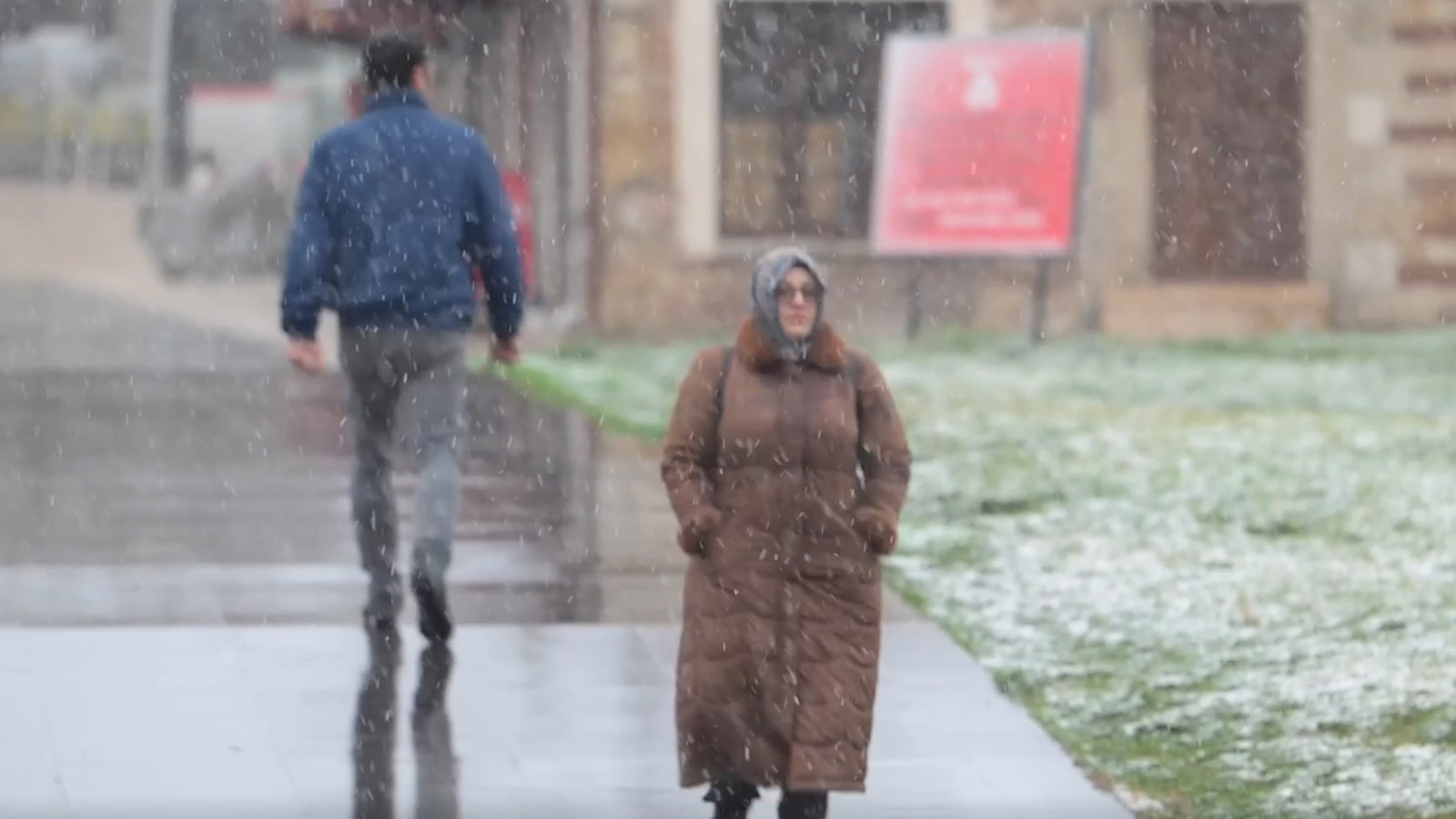 Kara kış geri döndü... İstanbul'da kar yağışı başladı