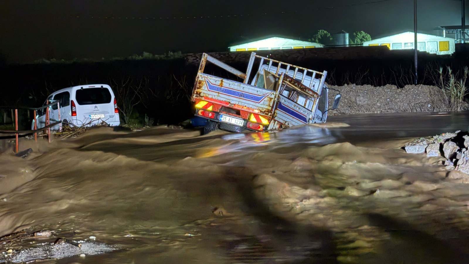 Manisa'da derede mahsur kalan araçlar kurtarıldı