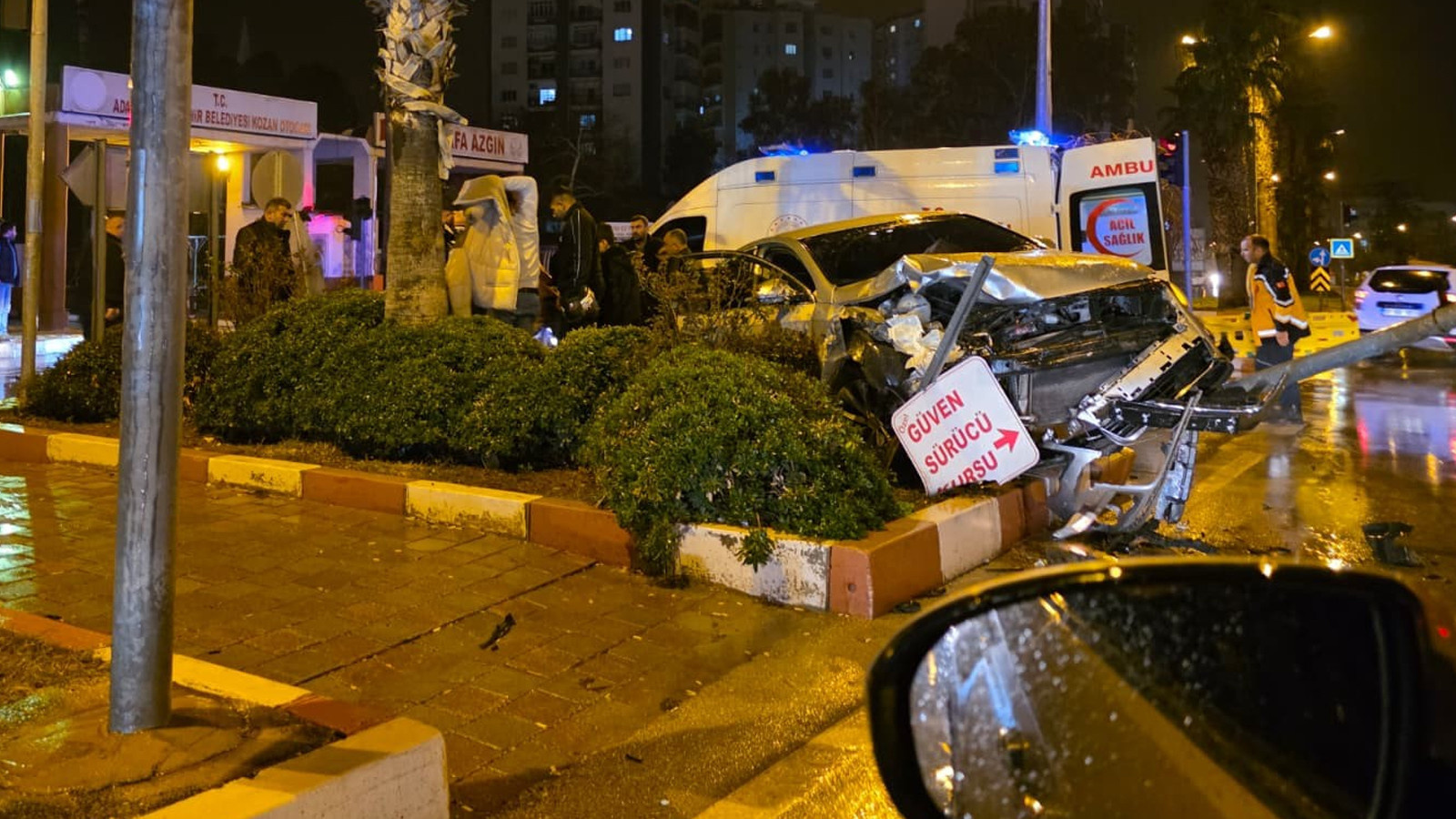 Minibüs ile otomobil çarpıştı: Çok sayıda yaralı var