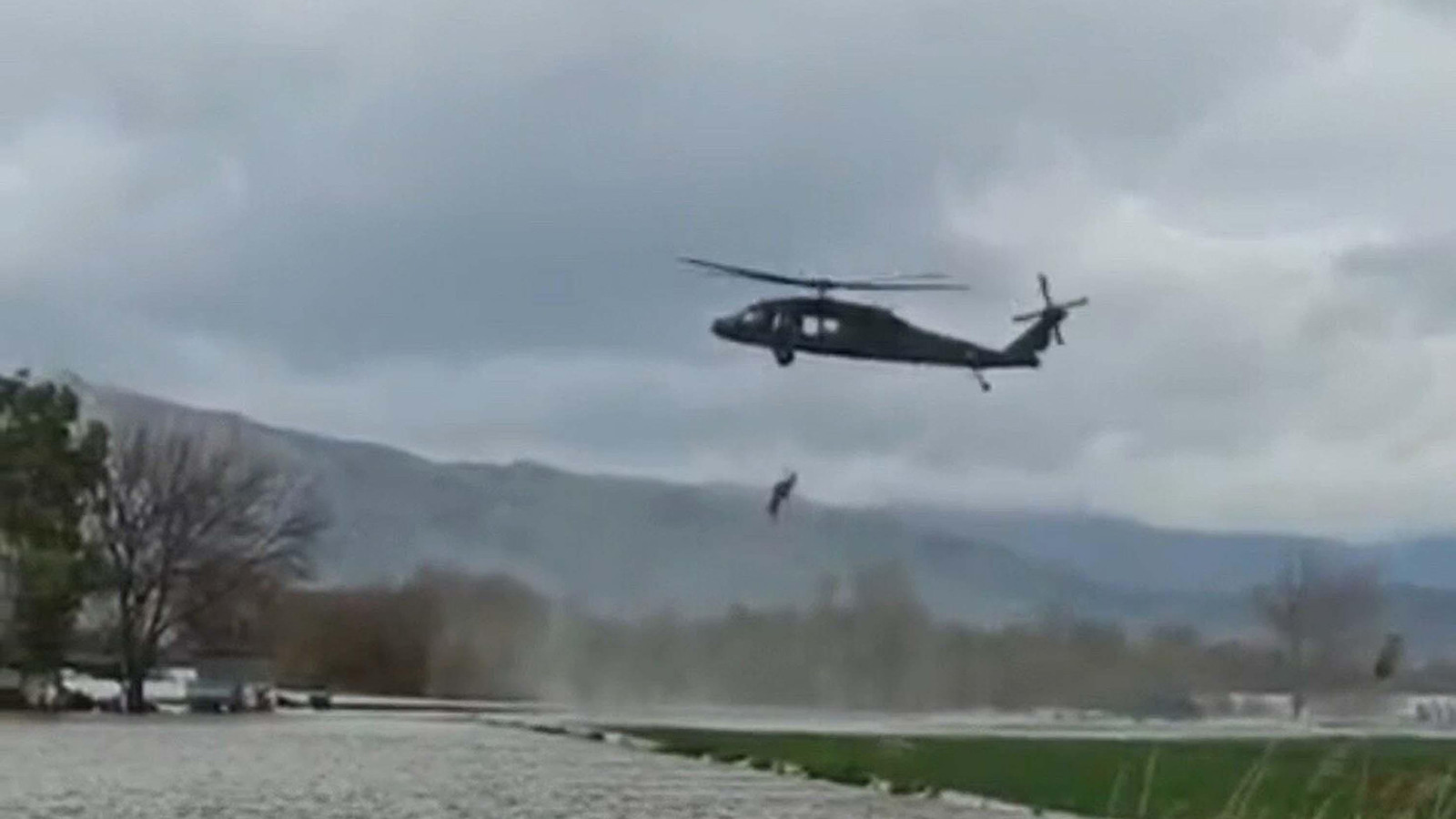 Nehir taştı, çiftlik sahibi mahsur kaldı! Jandarmadan helikopterle operasyon