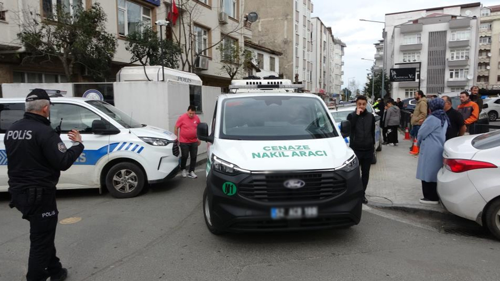 Polisin belindeki silahı zorla alıp, karakolun bahçesinde intihar etti