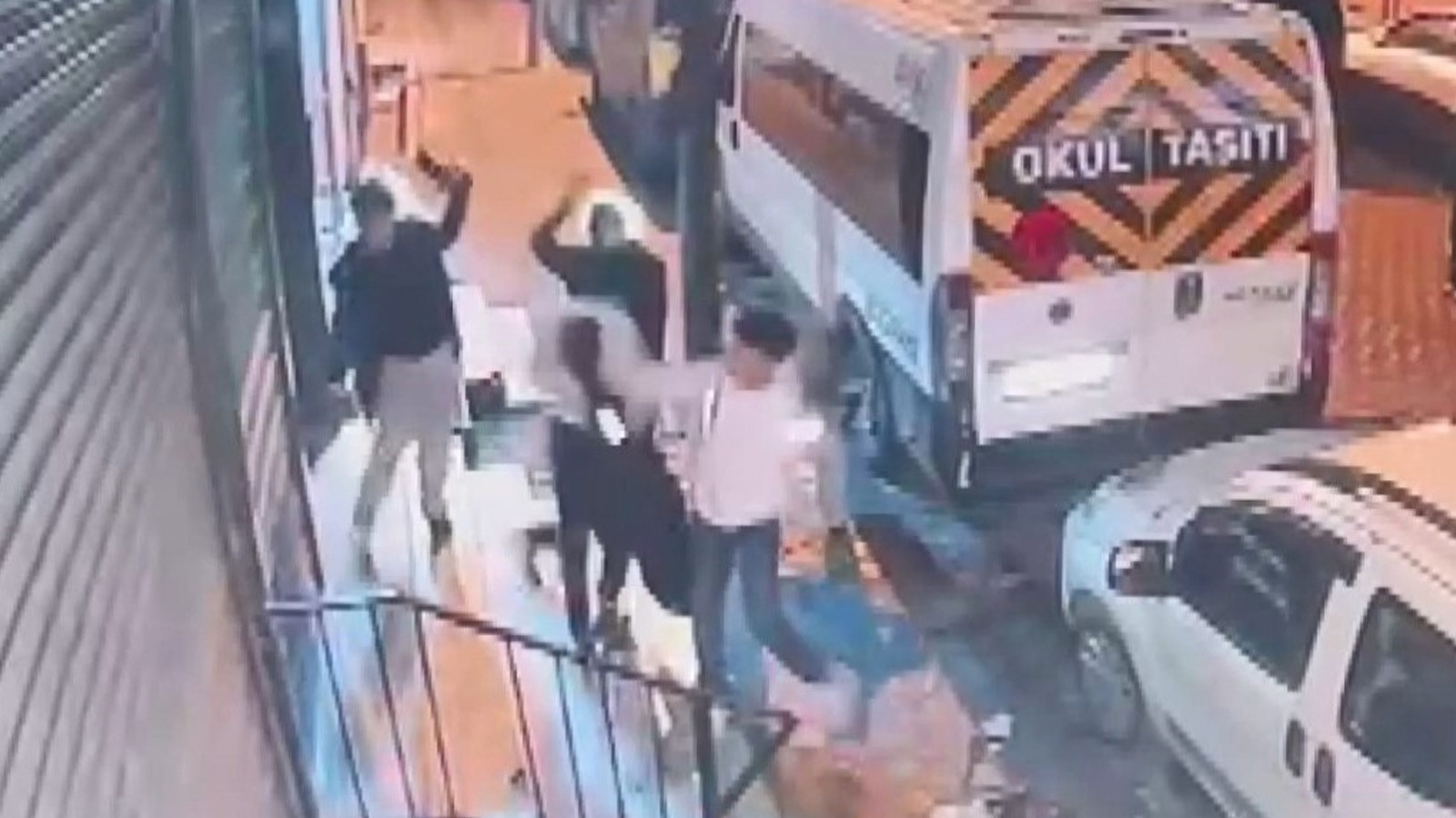 Sultangazi'de apartmanın önünde bekleyen çocuklara satırlı saldırı