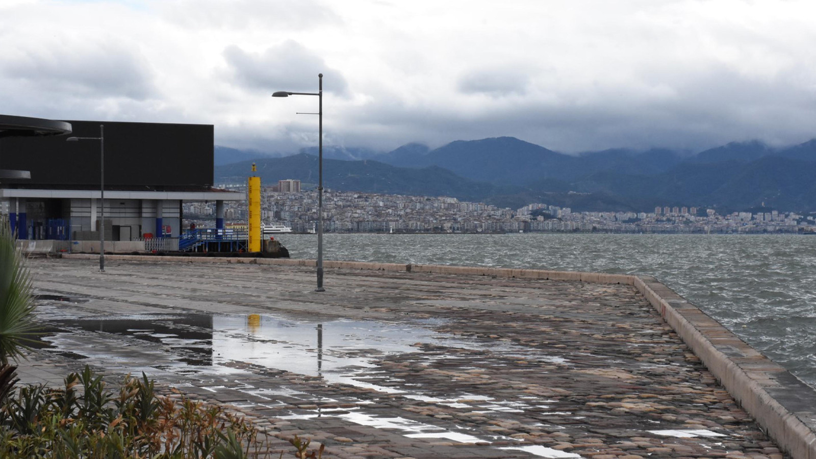 Uzmanı açıkladı: İzmir her yıl çöküyor