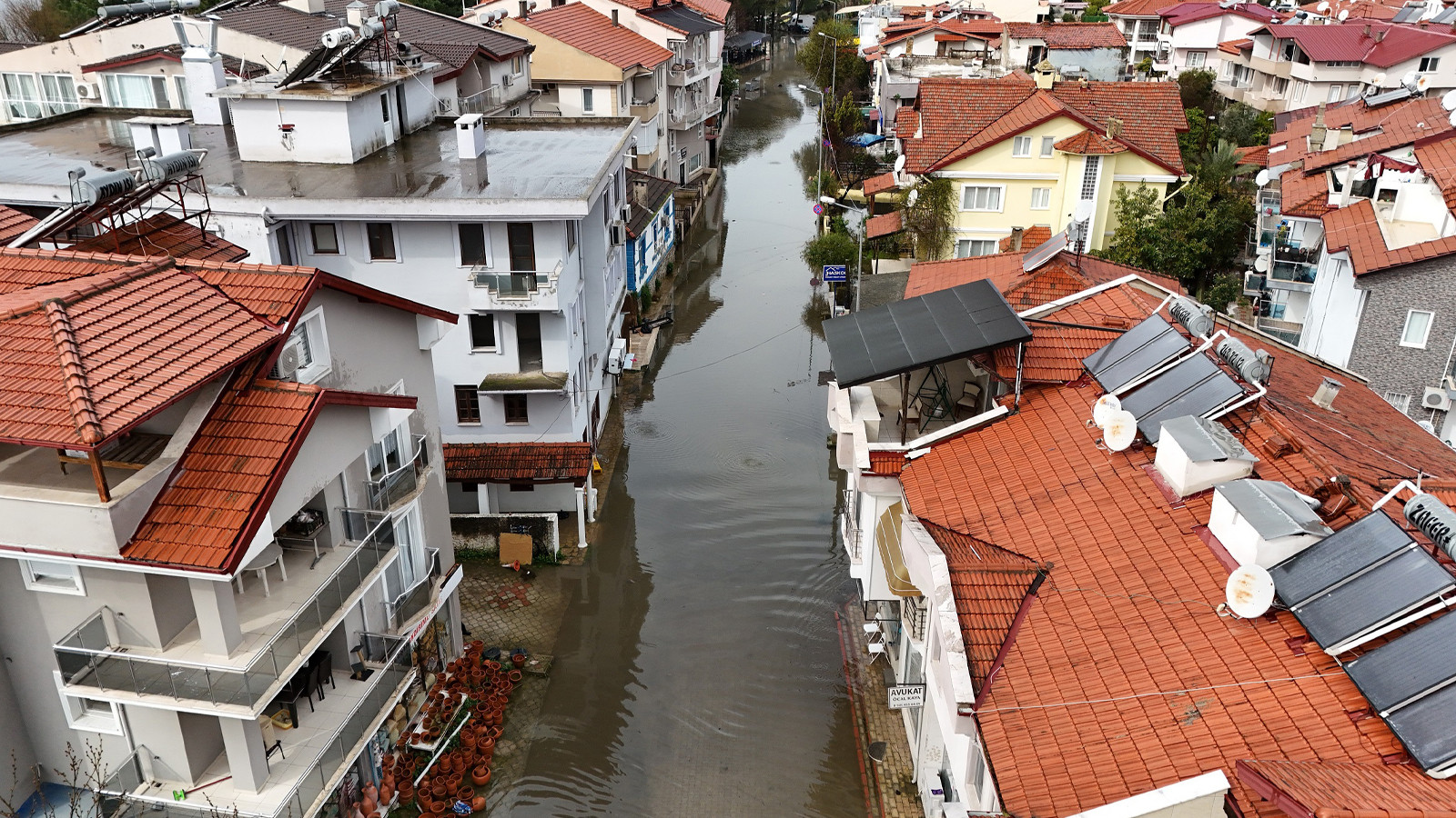 Yollar sular altında kaldı, ilçe Venedik'e döndü