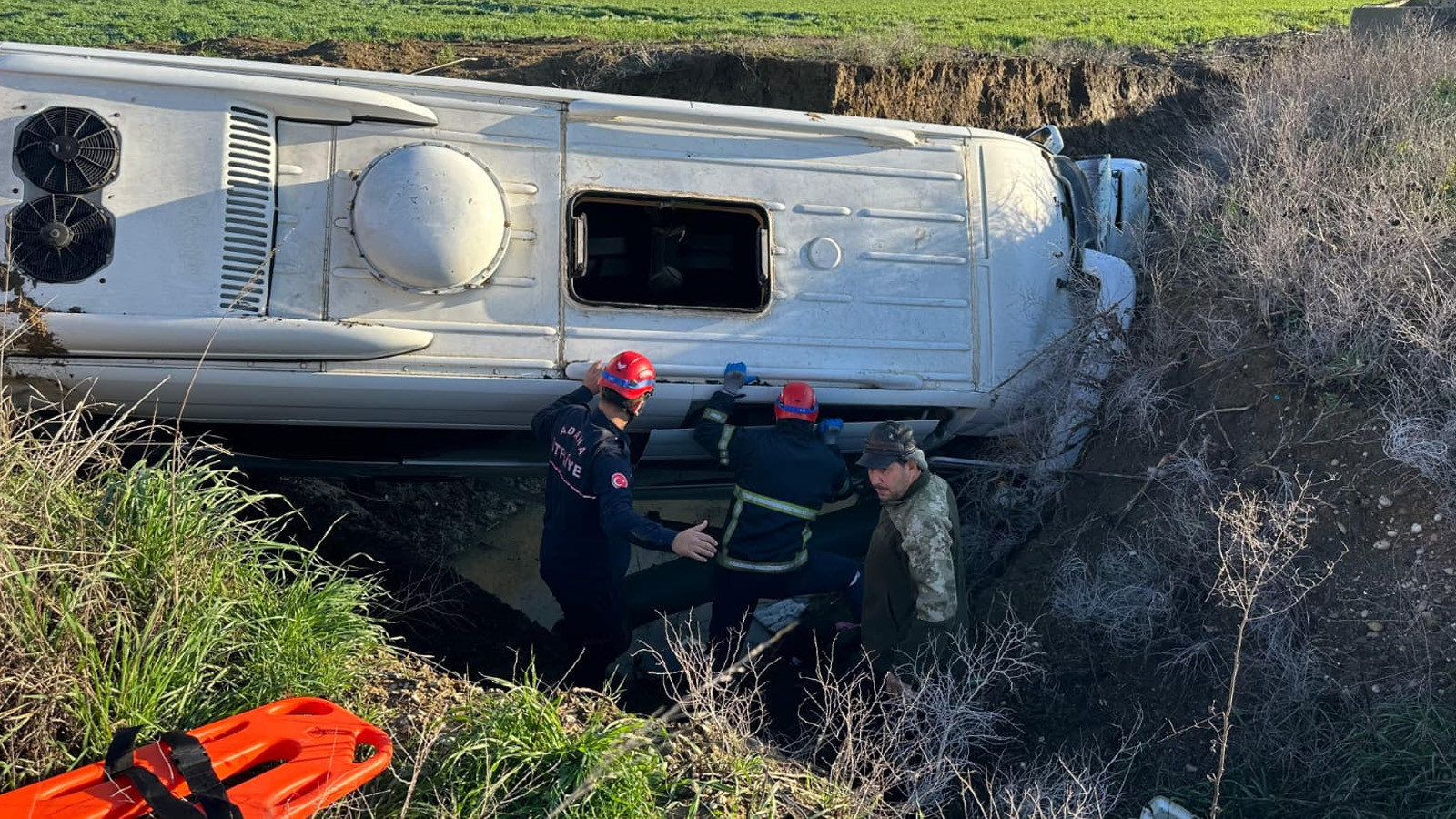 Adana'da öğrenci servisi, dereye düştü: 2'si ağır 9 yaralı