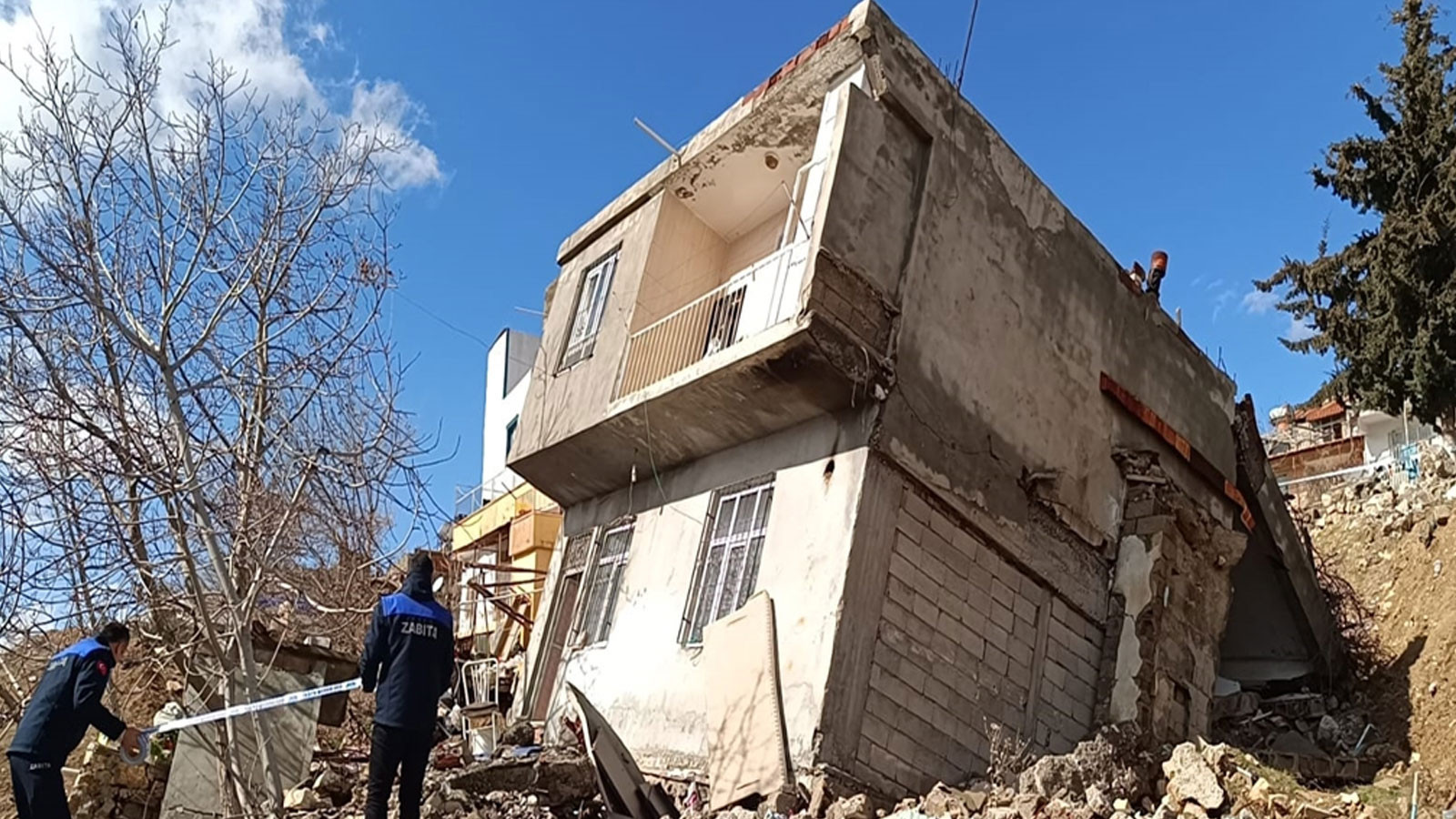 Adıyaman'da panik anlar! 2 katlı bina çöktü