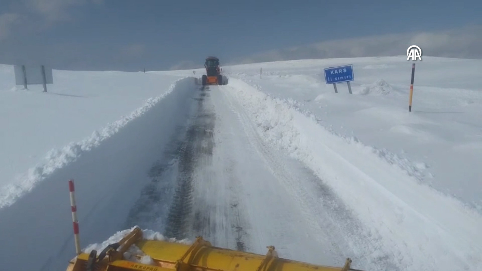Ağrı kara yolunda 3 metreyi bulan karla yoğun mücadele anları