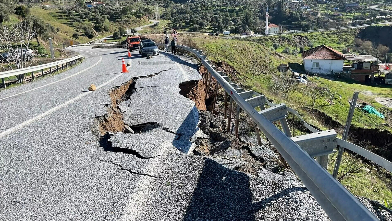 Aydın'da kara yolunda toprak kayması