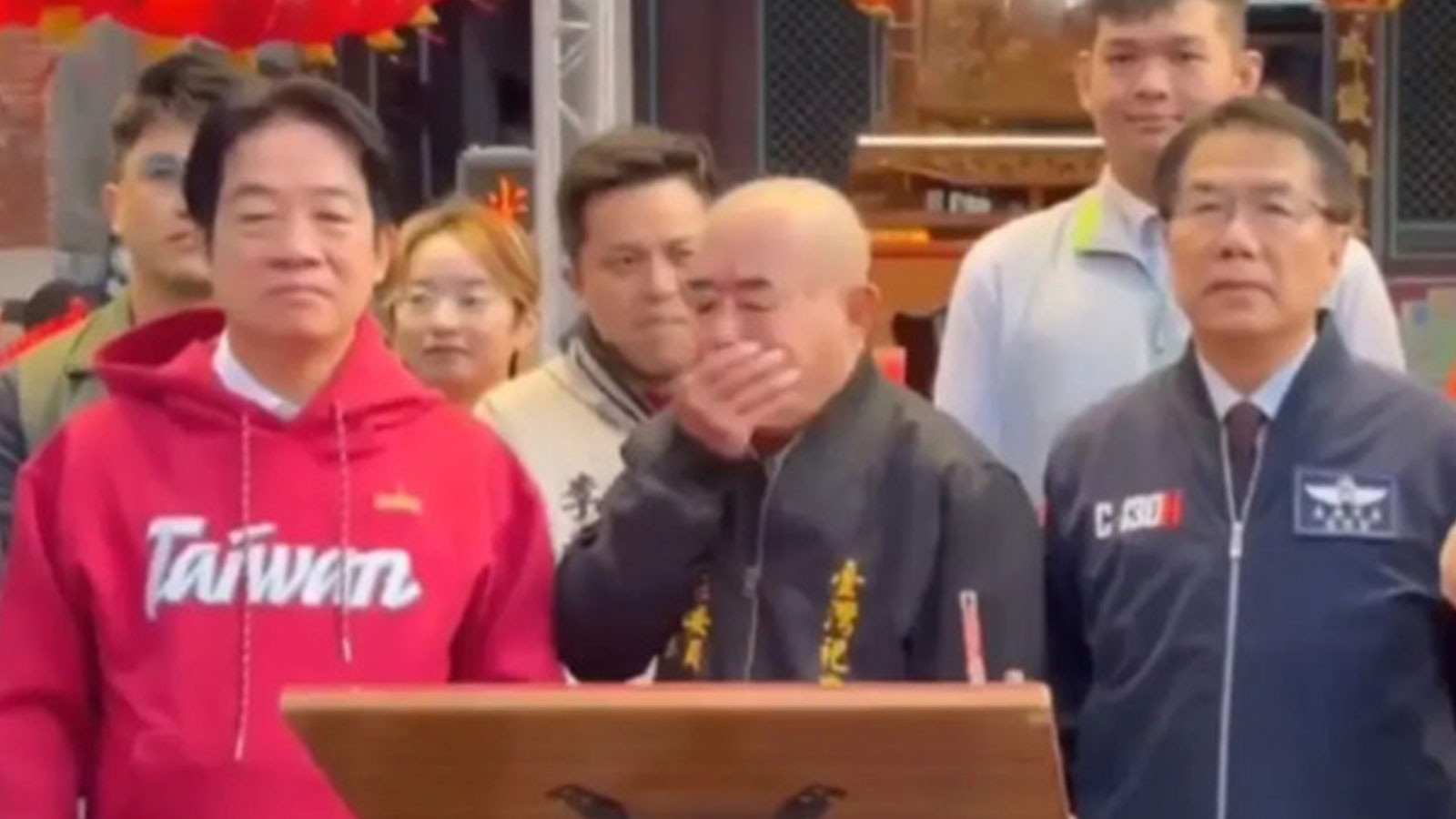 Başkan, kürsüde Cumhurbaşkanının üstüne kustu!