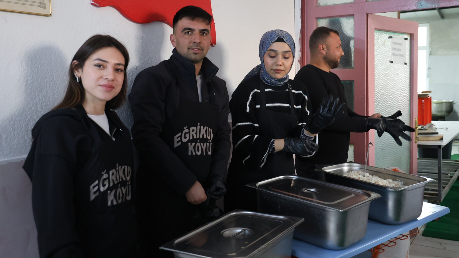 Bu köyde iftar vakti evlerde yemek pişirmek yasaklandı