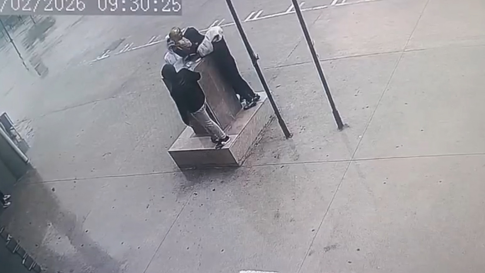 Fırtınada düşmek üzere olan Atatürk büstünü öğrenciler korudu