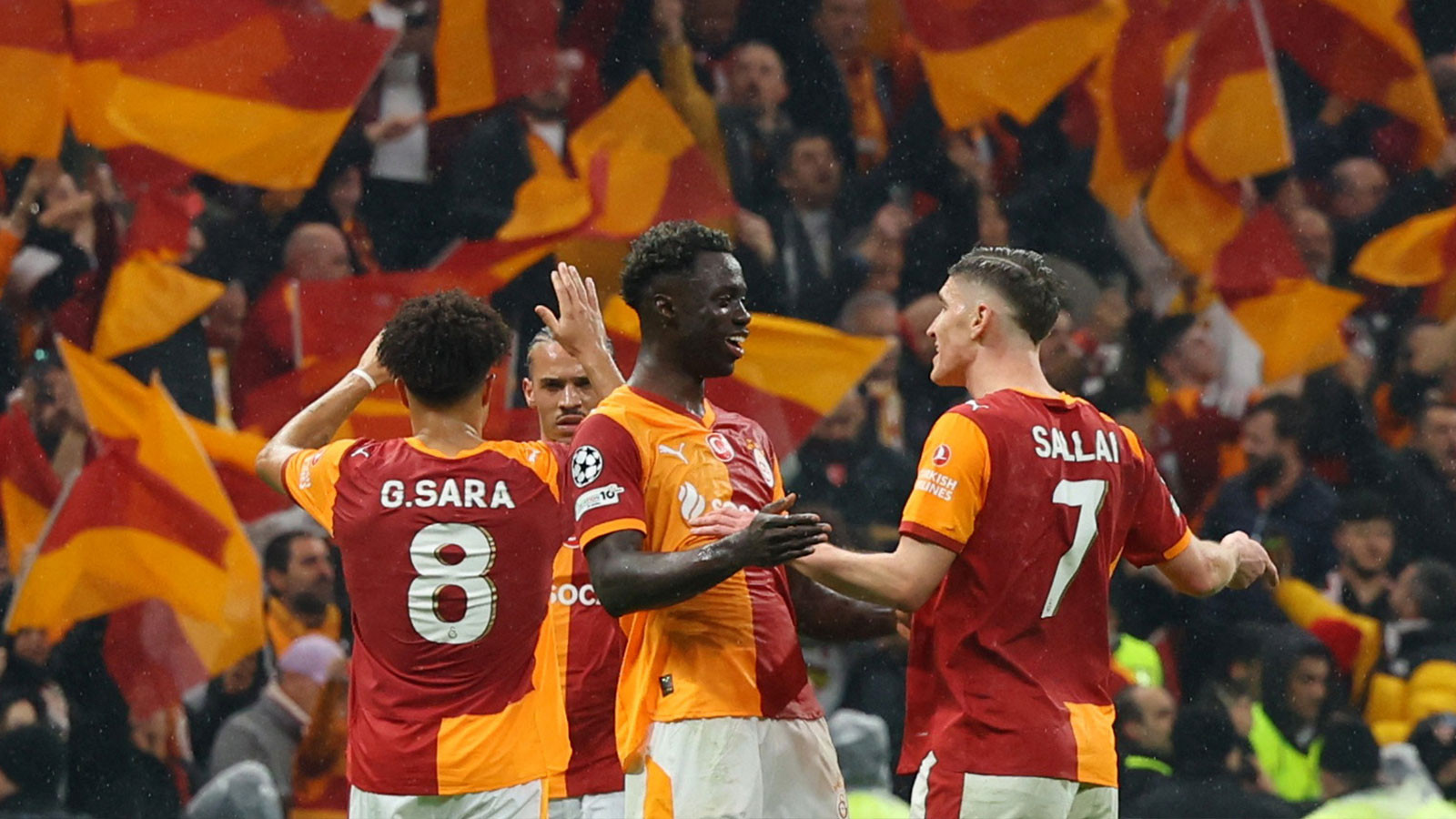 Galatasaray'dan 2 futbolcu haftanın 11'ine seçildi