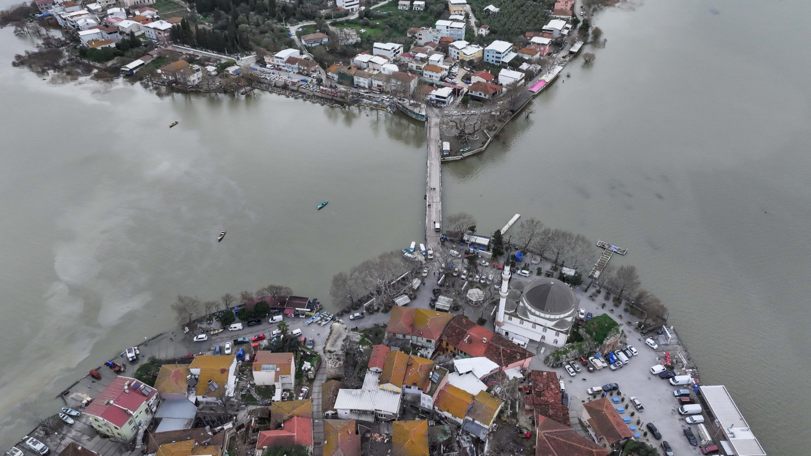 12 yıl sonra bir ilk: Sular yükseldi, yollar kapandı