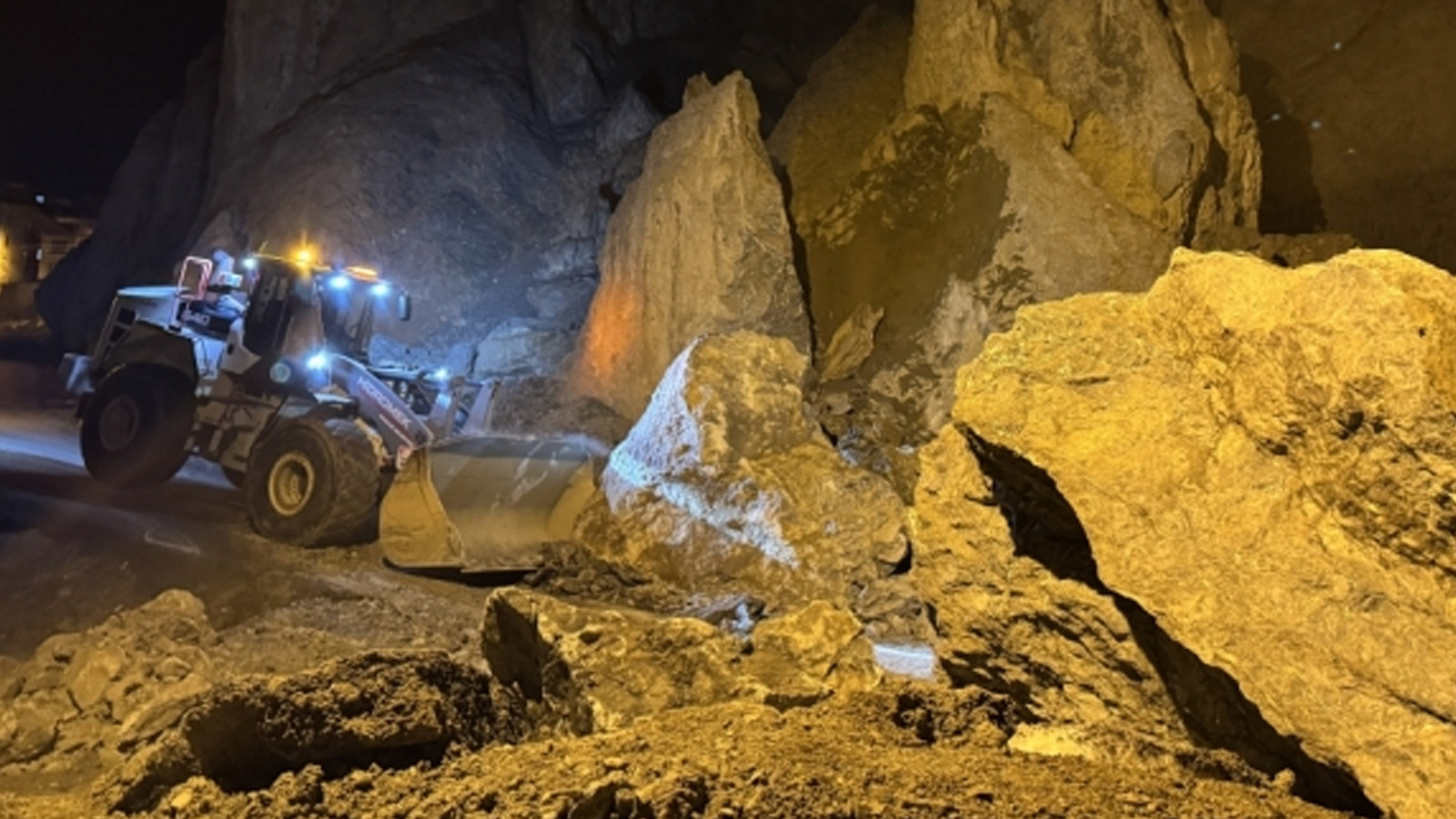 Hakkari'de dev kayalar mahalle yoluna düştü