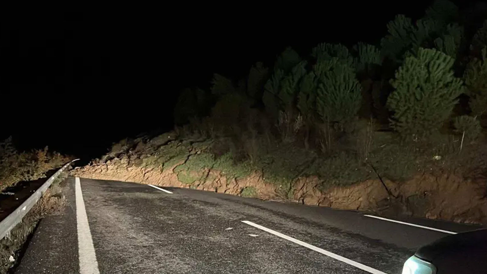 İstanbul-İzmir Otoyolu heyelan nedeniyle ulaşıma kapatıldı