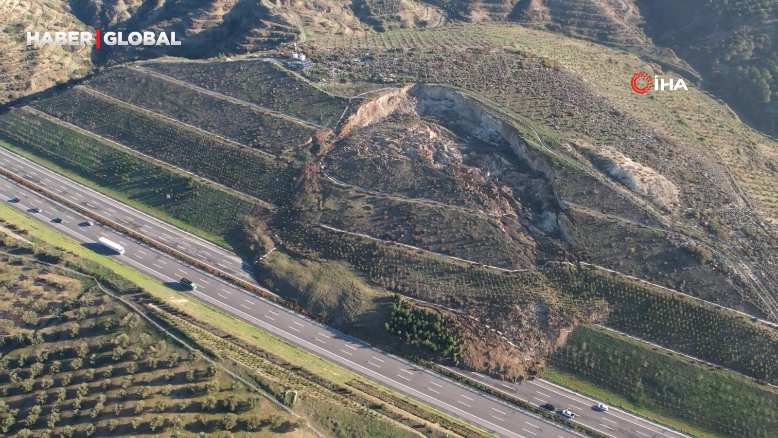 İstanbul-İzmir Otoyolu'nda meydana gelen heyelan drone kamerası ile görüntülendi
