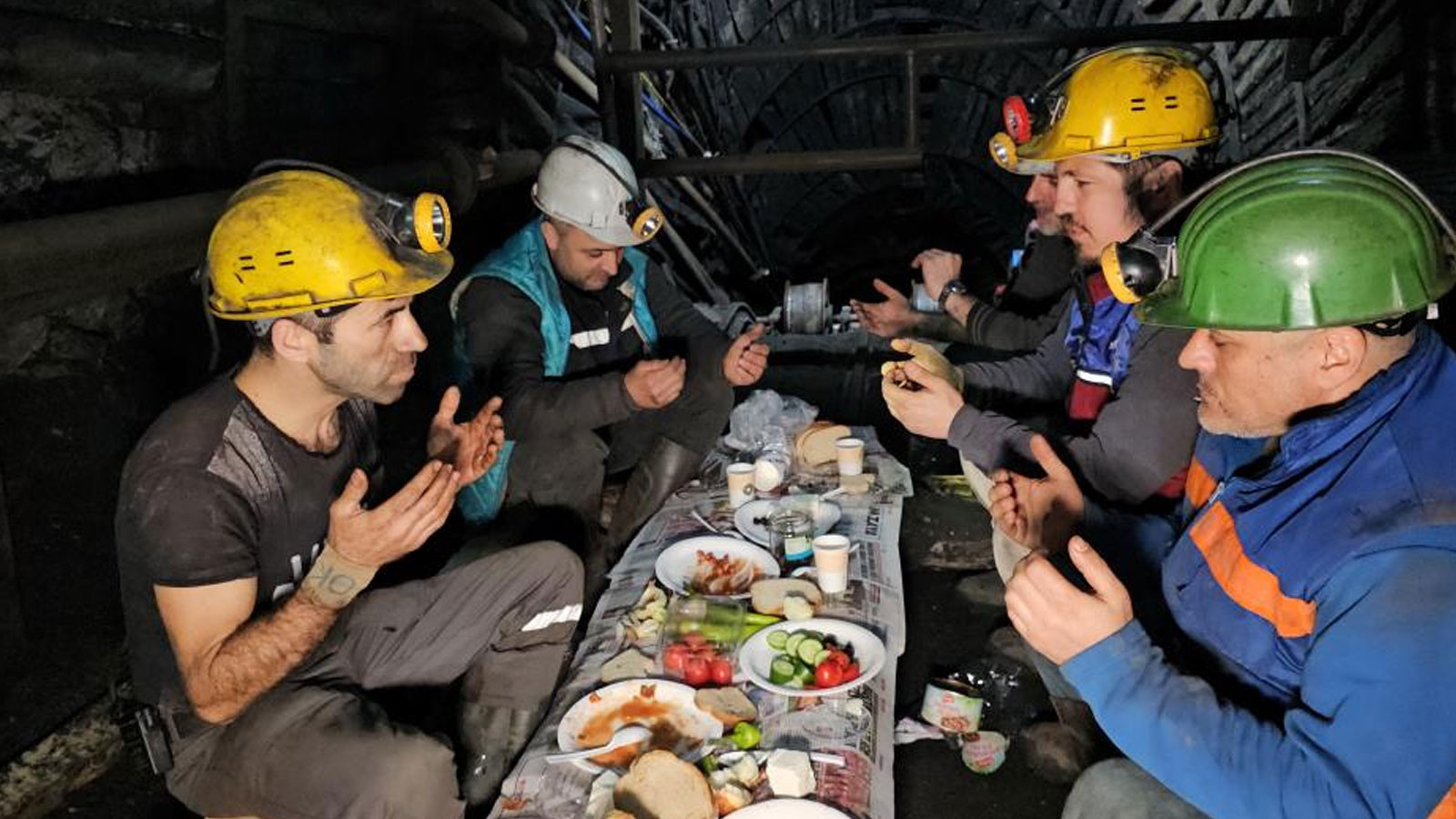 Madencilerin yerin 120 metre altında ilk sahur heyecanı