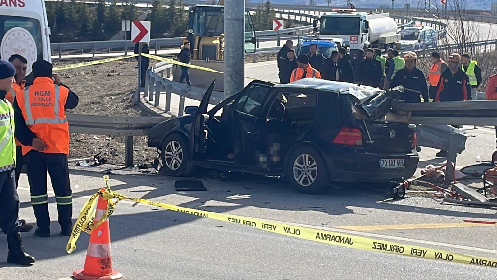 Otomobil bariyerlere saplandı: Anne ve baba öldü, çocuk yaralı!