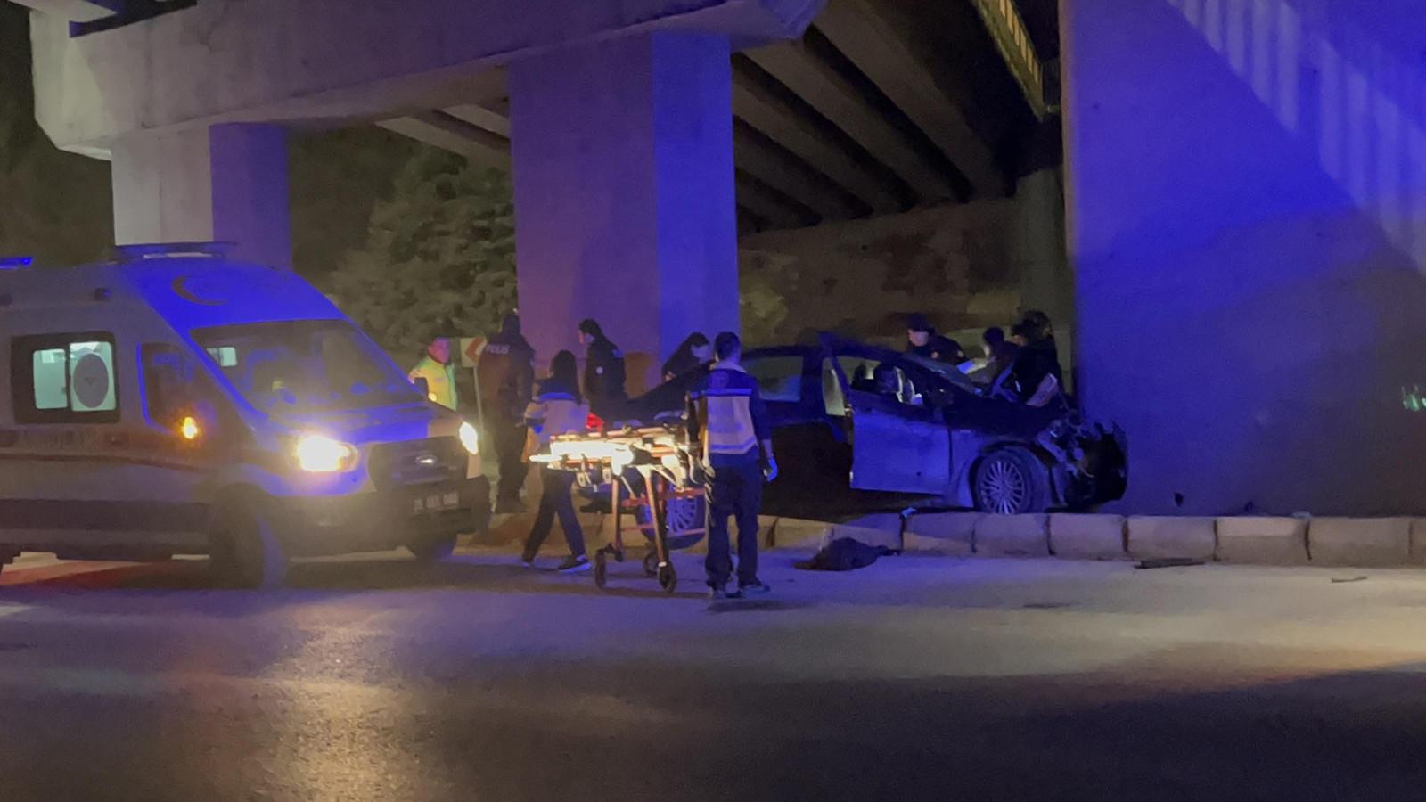 Üst geçidin beton blokuna çarpan otomobilde feci ölüm!
