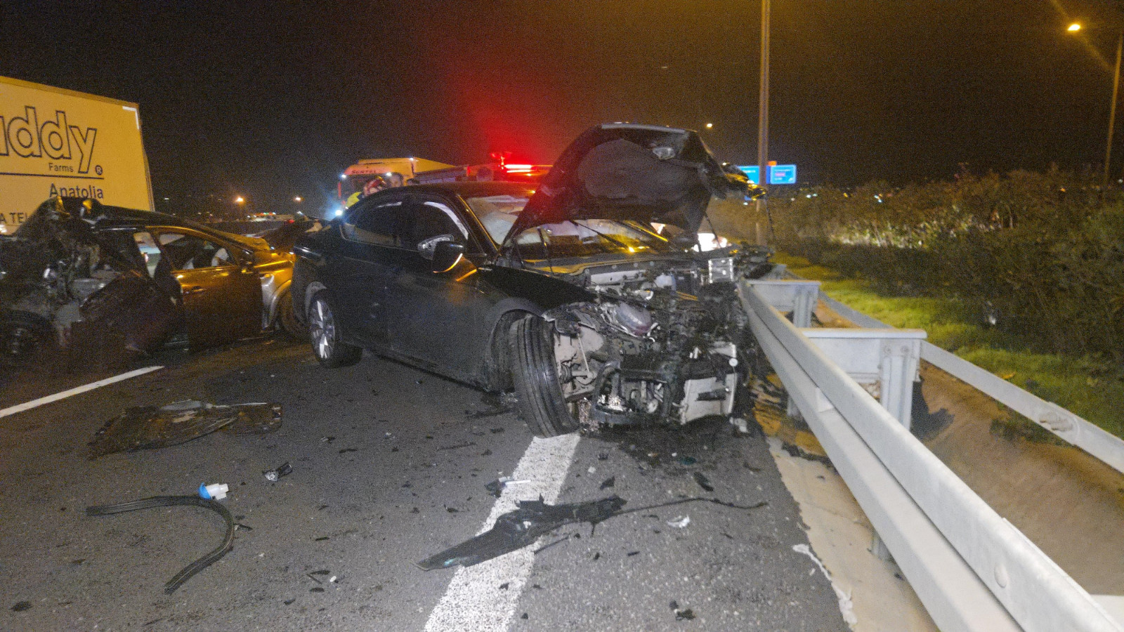 Bursa'da seyir halindeyken arızalanan otomobile kamyon çarptı