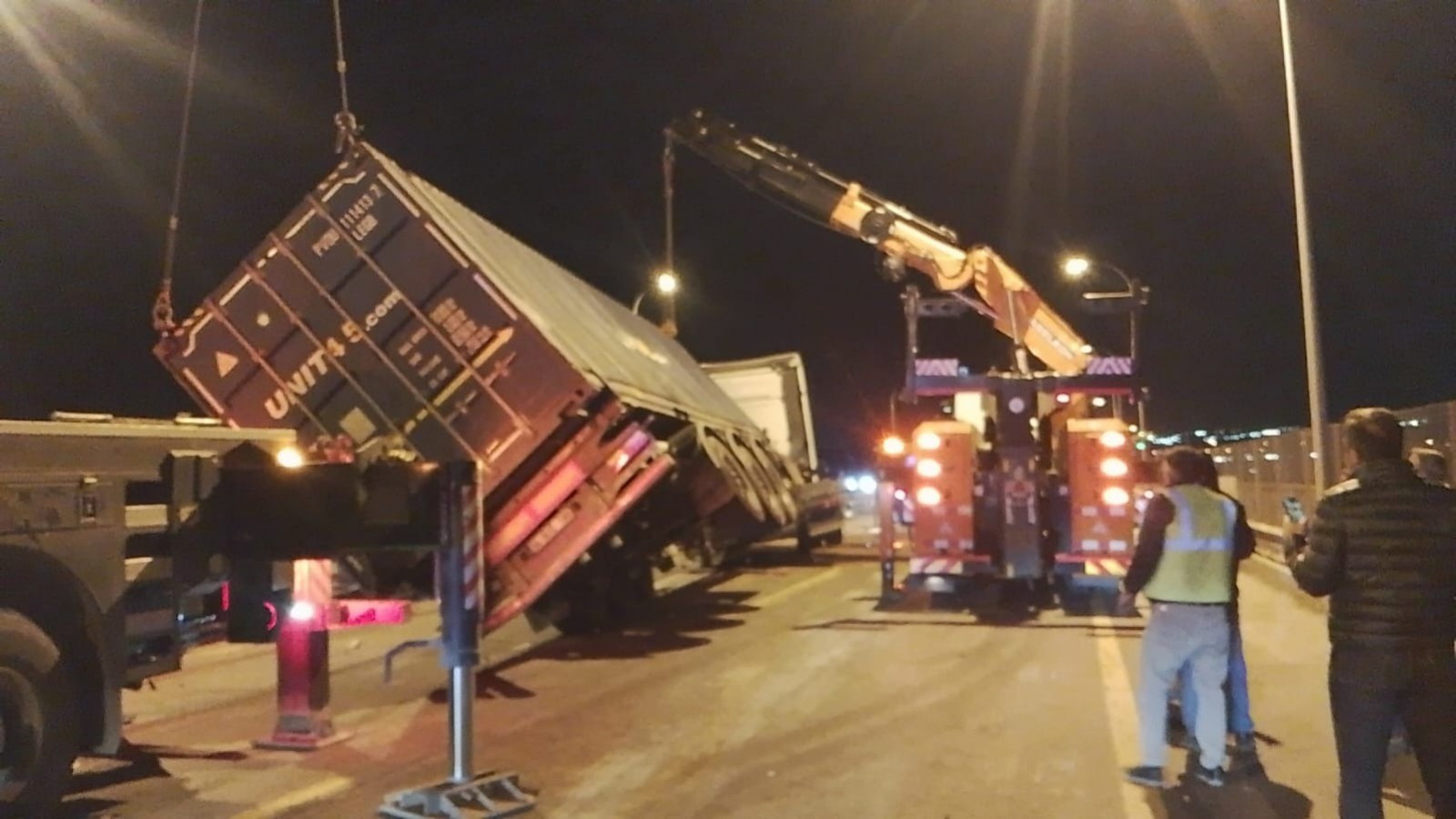 Büyükçekmece TEM Otoyolu'nda TIR devrildi