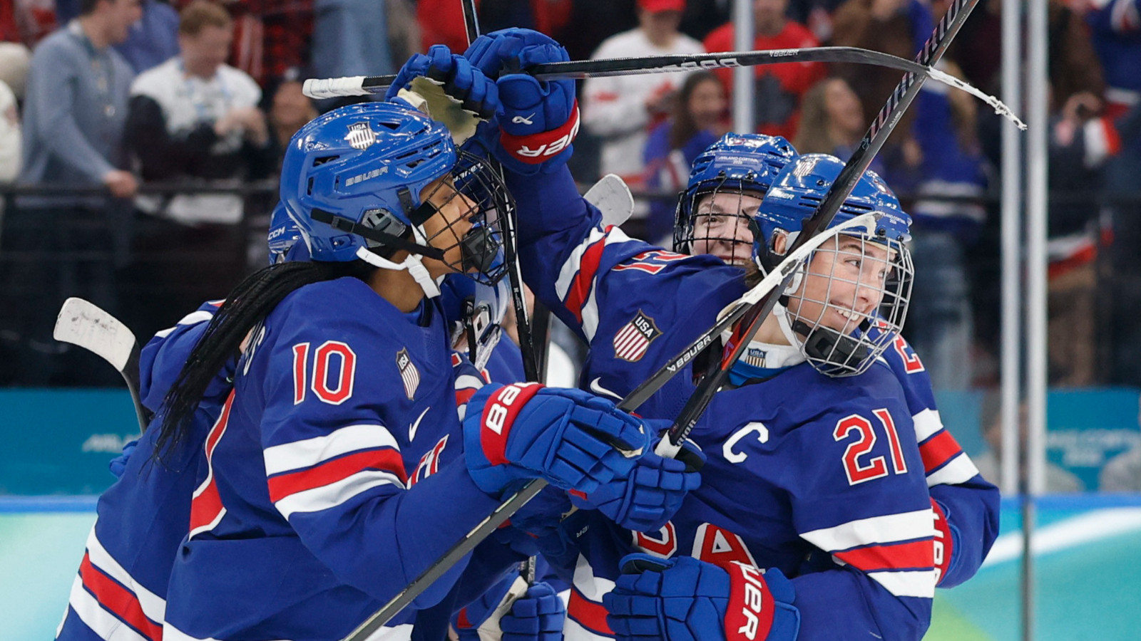 Buz hokeyinde ABD, Kanada'yı 2-1 yenerek altın madalya kazandı