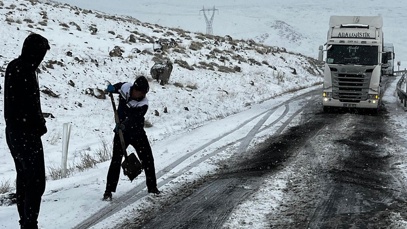 Buz tutan rampada tır şoförleri mahsur kaldı