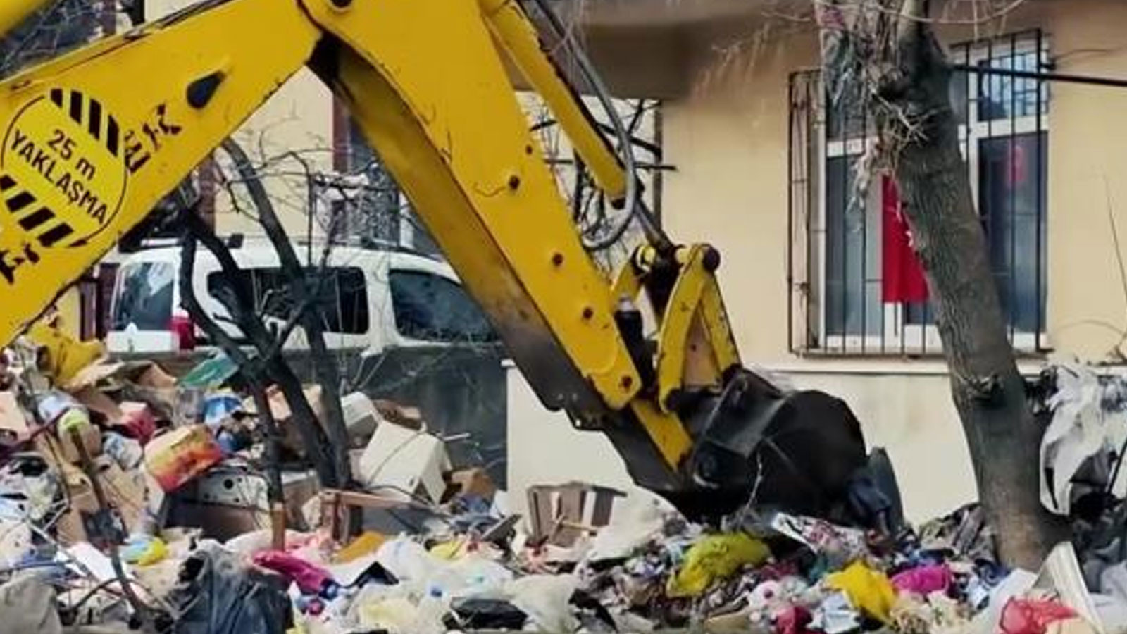 Kocaeli'de kötü koku ihbarı ekipleri harekete geçirdi: Bir evden 30 ton çöp çıktı