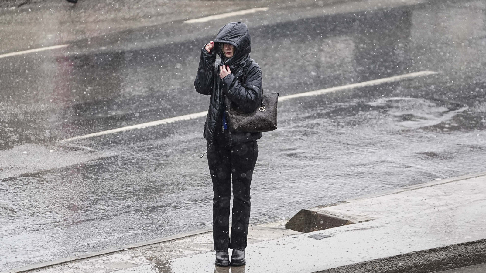 Sıcaklıklar 6 derece birden düşecek! 66 kentimizde sağanak yağış var