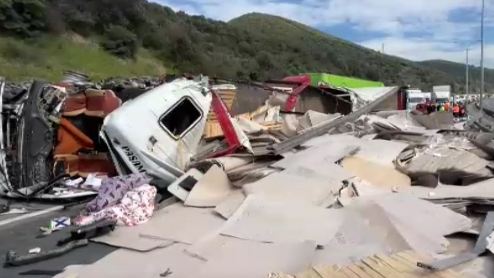 TEM'de iki tır çarpıştı, ortalık savaş alanına döndü