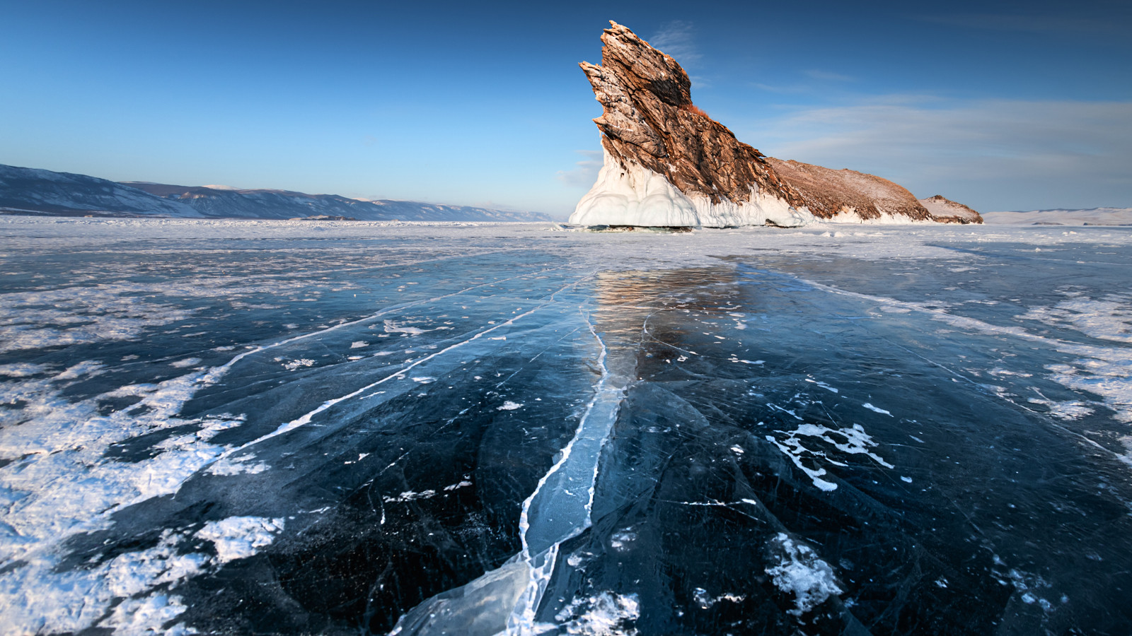 Tur otobüsü dünyanın en derin gölüne düştü: 7 kişi öldü
