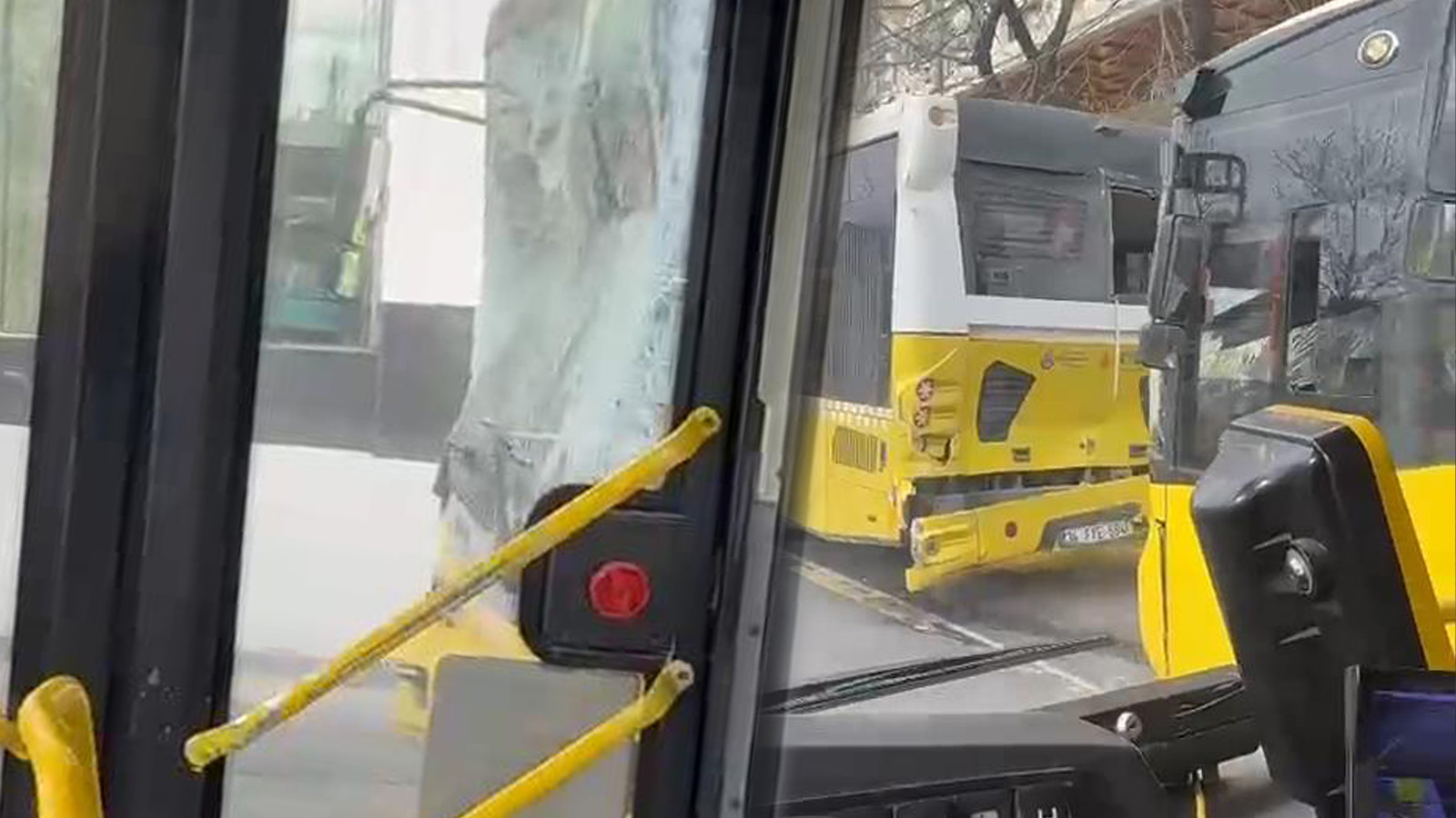 3 İETT otobüsü birbirine girdi!