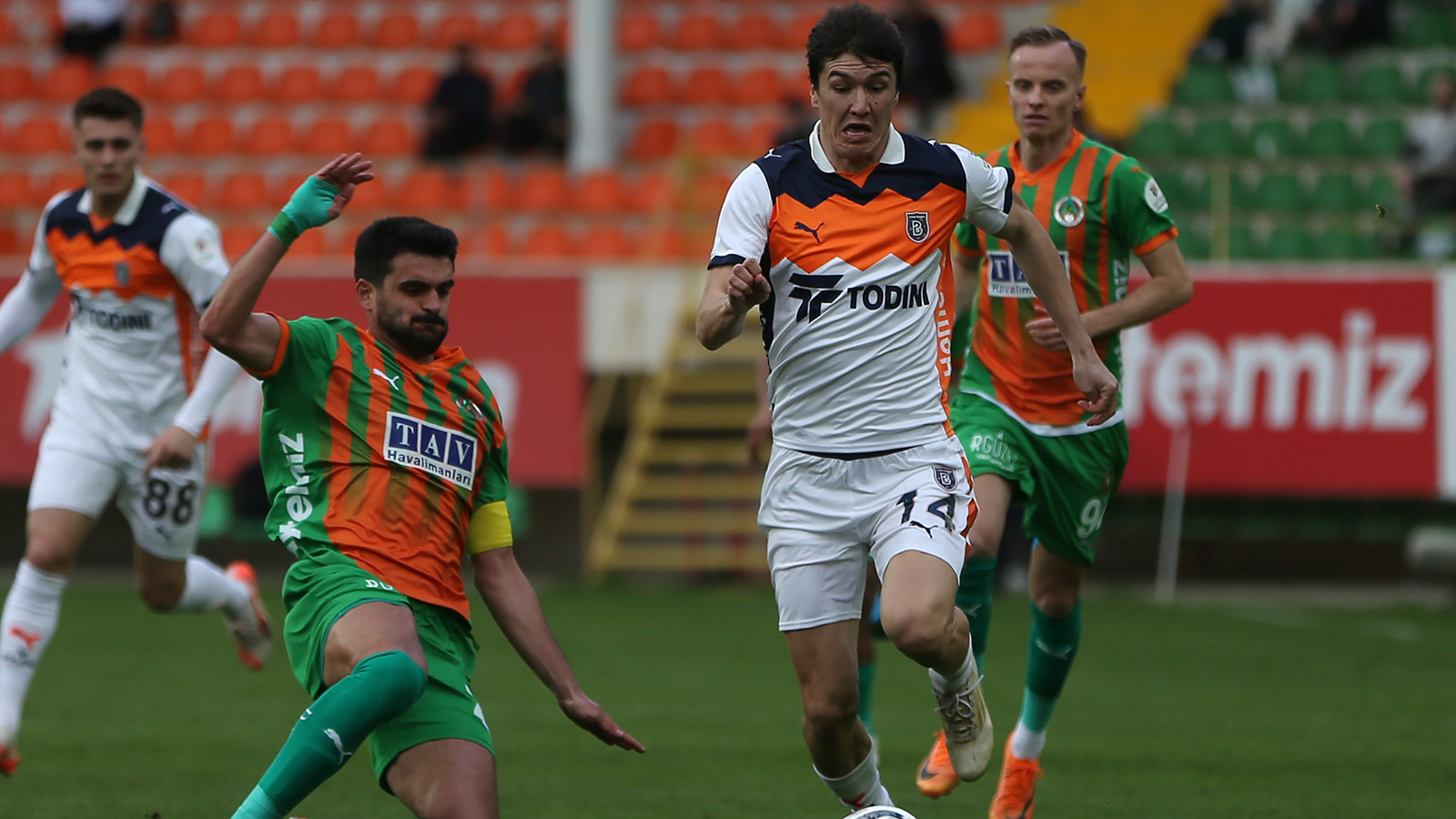 Başakşehir, Alanyaspor'u deplasmanda yıktı