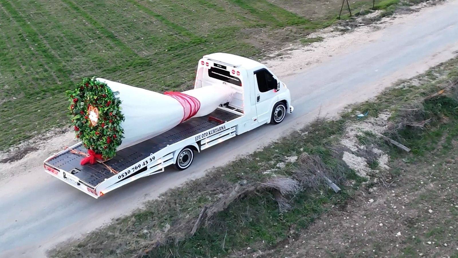 Çekici üzerinde dev buketle evlilik teklif etti!