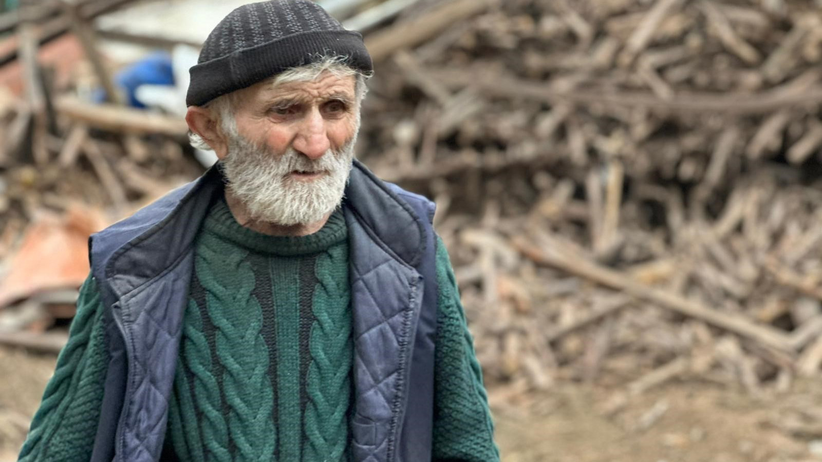 Evinden kamyonlar dolusu çöp çıkmıştı! Çatıdan düşerek öldü