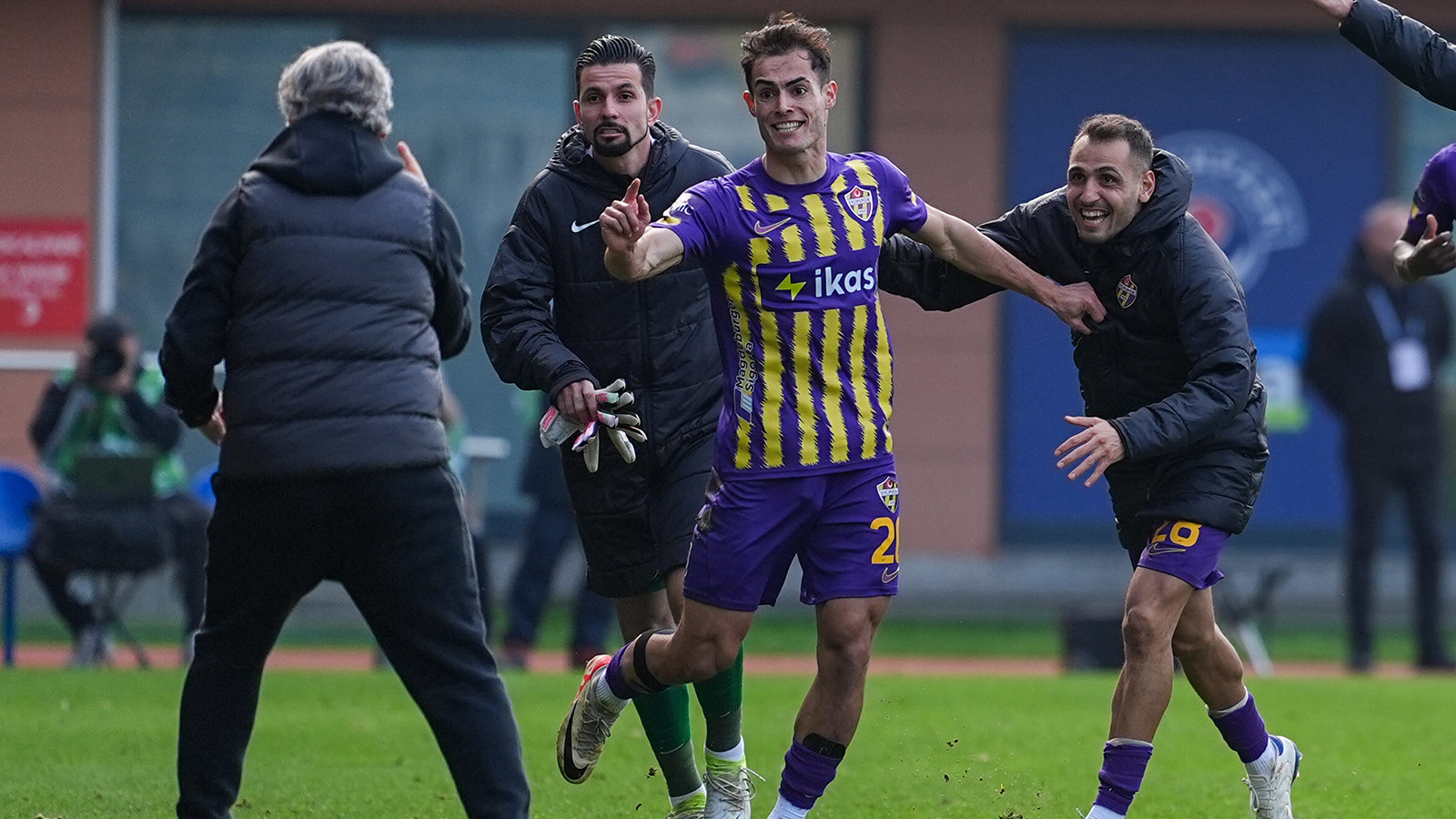 Eyüpspor, 90+1'de 3 puana uzandı